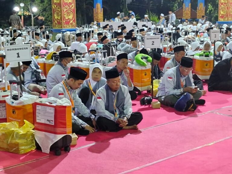 Lepas Jama’ah Calon Haji Lobar, Bupati LAZ Minta Doa Agar Bisa Melakukan Perubahan di Lombok Barat