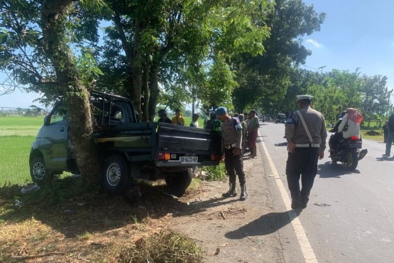 Polres Lombok Barat Gerak Cepat Tangani Kecelakaan Tunggal Mobil Pick Up