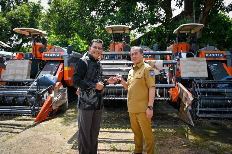 Dorong Produktivitas Pertanian, Gubernur NTB Serahkan Combine Harvester ke Kabupaten Sumbawa