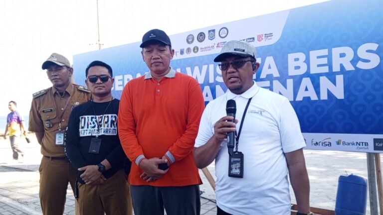 Poltekpar Lombok Gaungkan Wisata Bersih Lewat Aksi Bersih Pantai Ampenan