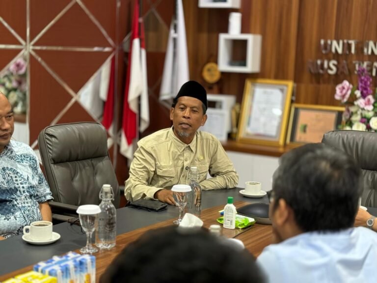 H Abdul Hadi saat mengunjungi kantor PLN NTB