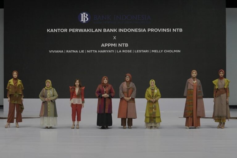 Keren! Tenun Muna Pa’a Dompu Memukau di Indonesia Fashion Week 2025
