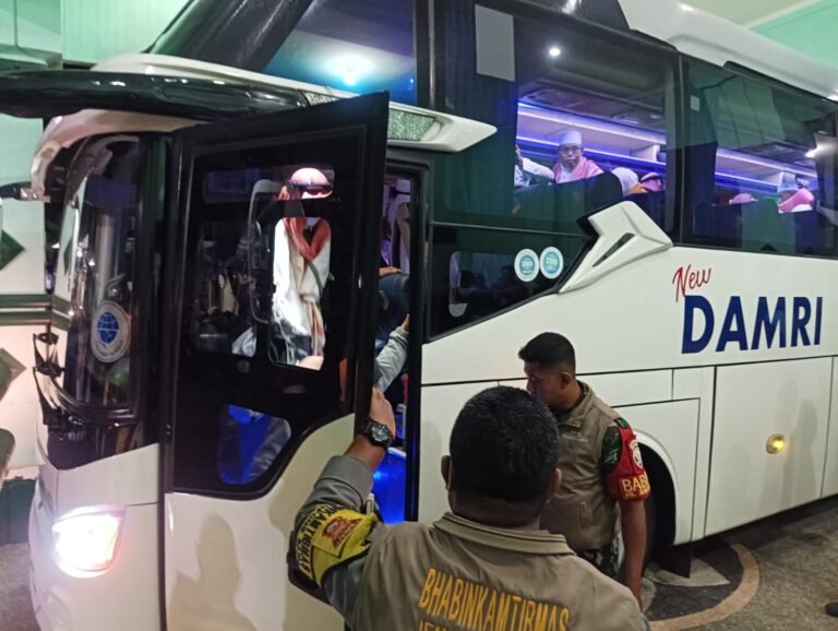 Jemaah Haji Kloter Pertama Lombok Barat Tiba di Asrama Haji NTB, Polsek Ampenan Lakukan Pengamanan
