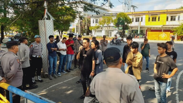Suarakan Dugaan Korupsi DED Shelter Tsunami, APPM NTB Unjuk Rasa depan Dinas PUPR NTB