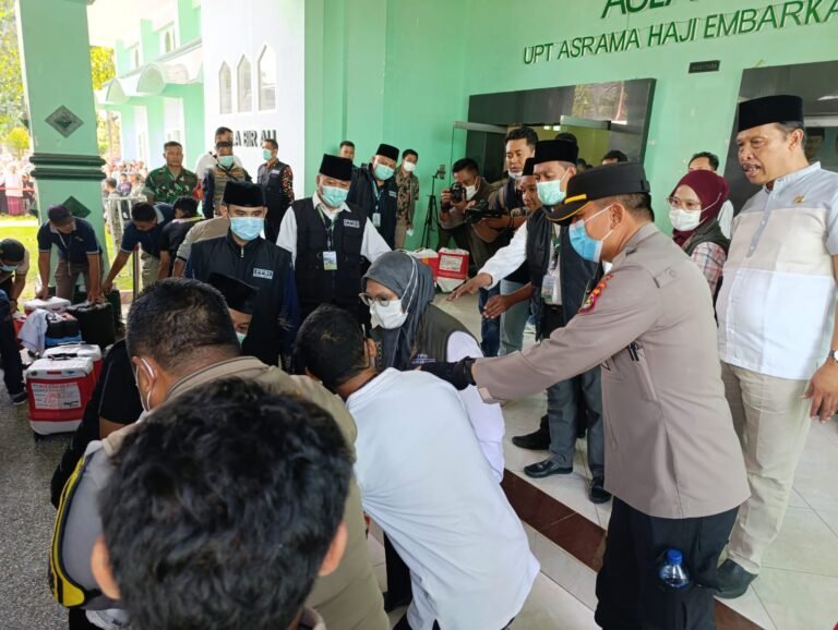 Penjemputan Jamaah Haji Kloter 3 Berlangsung Haru, Kapolsek Ampenan Kawal Langsung Pengamanan