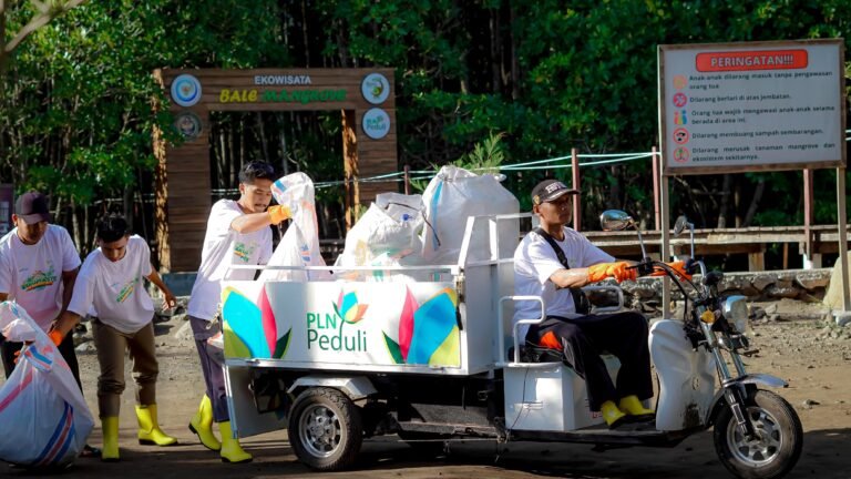Pokdarwis Jerowaru Gelar Aksi Bersih Pesisir untuk Peringati HUT ke-23 PLN UIW NTB