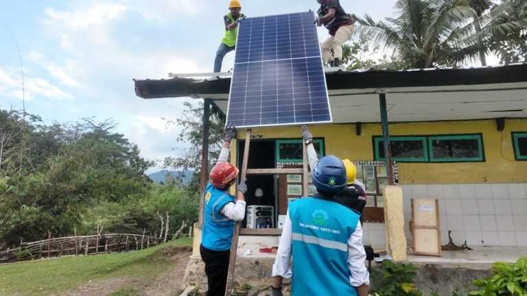 Kado HUT PLN NTB ke-23, PLN Nyalakan Delapan Sekolah Terpencil di Sumbawa lewat Program PLTS SUPER SUN