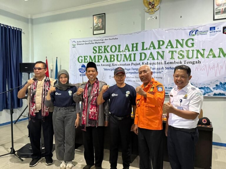 Anggota Komisi V DPR-RI dari Fraksi PKS H. Abdul Hadi (berpeci) saat membuka Sekolah Lapang Gempabumi (SLG) BMKG di Lombok Tengah (14/6/2025)