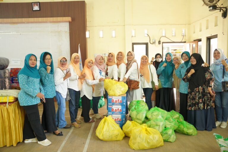 TP. PKK NTB Gerak Cepat Salurkan Bantuan Makanan untuk Korban Banjir Kota Mataram