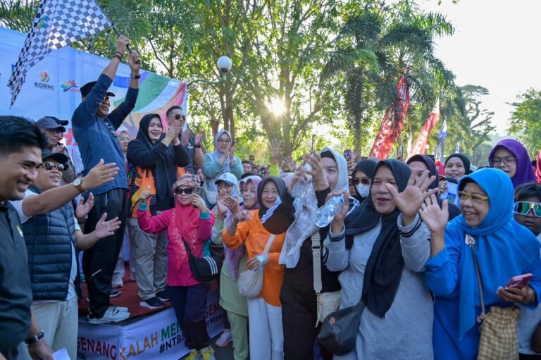 Sambut Fornas VIII NTB, 50 Ribu Lebih Warga Sumbawa Ikuti Jalan Sehat Akbar