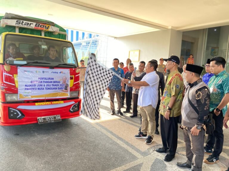 Pemkab Lombok Barat Salurkan Bantuan Pangan untuk 12 Ribu KK Miskin, Bupati LAZ : Harus Tepat Sasaran