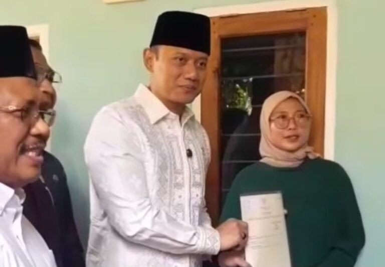 Dampingi Menko AHY Serahkan Sertifikat PTSL, Bupati LAZ : Lobar Selalu Siap Bersinergi Dengan Pusat