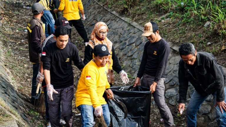 Antisipasi Bencana, PUPR Lobar Gotong Royong Bersihkan Saluran Irigasi