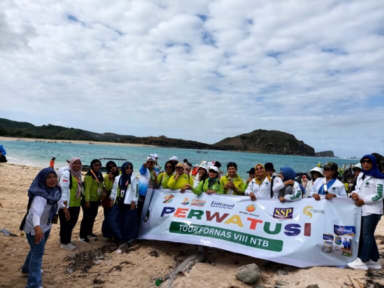 Kontingen Perwatusi Jelajahi Keindahan Pantai Kuta Mandalika 