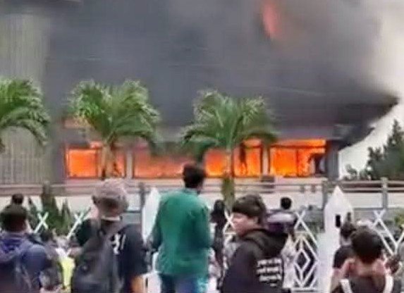 Unjuk Rasa Aliansi Mahasiswa dan Rakyat NTB Berujung Anarkis, Gedung DPRD Terbakar