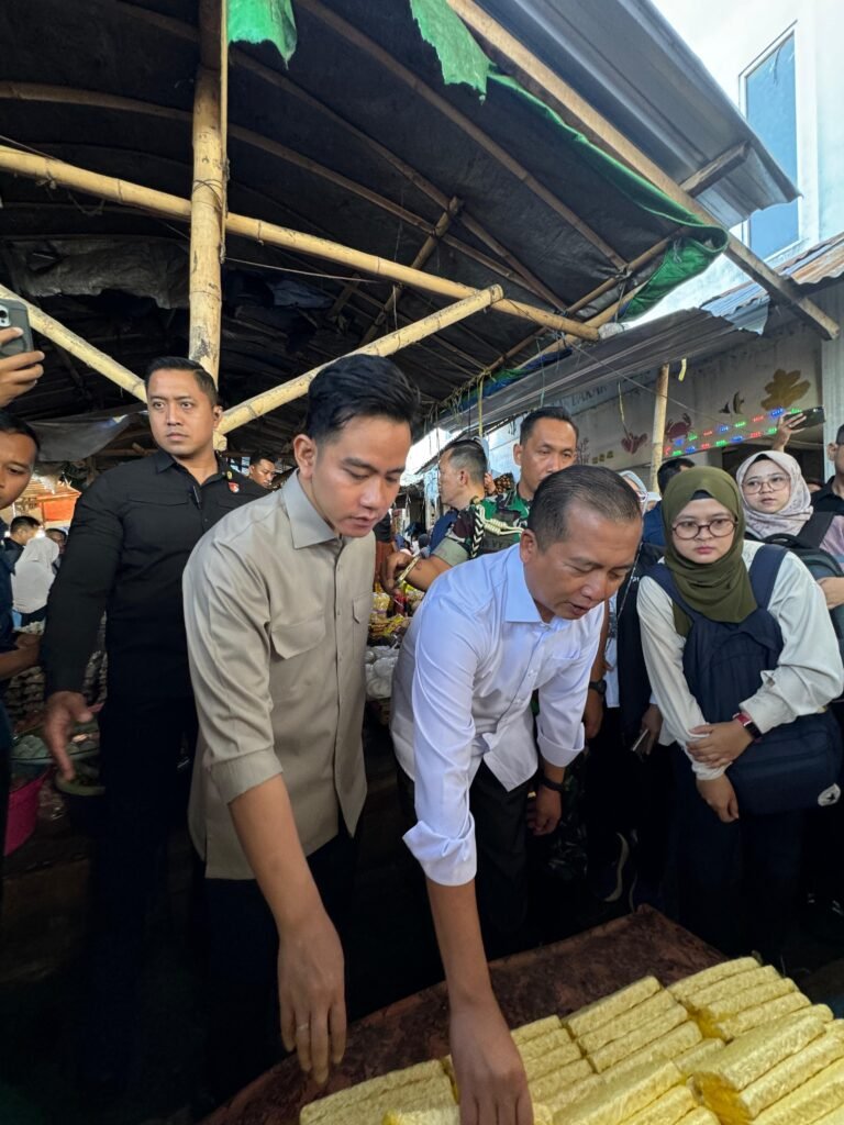 Wapres Gibran Borong Komoditas Lokal di Pasar Kebon Roek