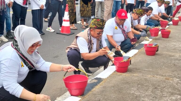 Pengecatan Kerb Jalan Nasional HUT RI 80, Bupati LAZ : Pembangunan Infrastruktur sebagai Bagian dari Perjuangan Bangsa