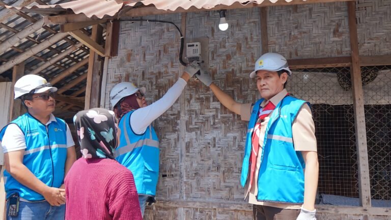 Semarak Hari Kemerdekaan, PLN UIW NTB Hadirkan Akses Listrik Gratis bagi Warga Kurang Mampu melalui Program Light Up The Dream