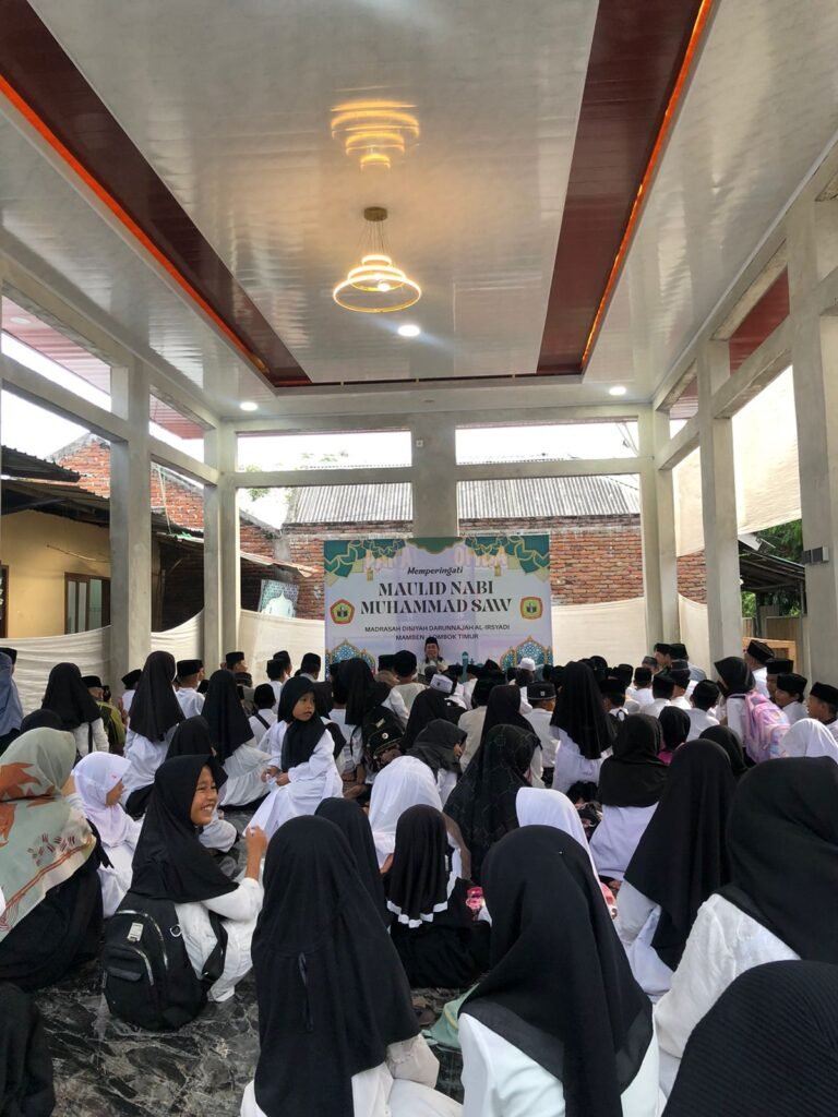 Gema Shalawat Warnai Maulid Nabi di Madrasah Darunnajah Mamben