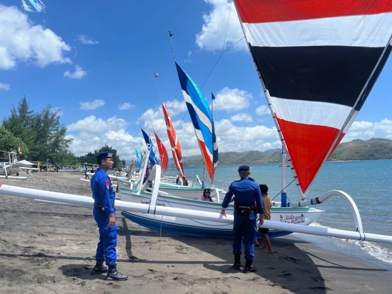 Jaga Kemanan dan Kenyamanan Tempat Wisata,  Personel Dit Polairud Polda NTB  Patroli  di Pantai Cemara 