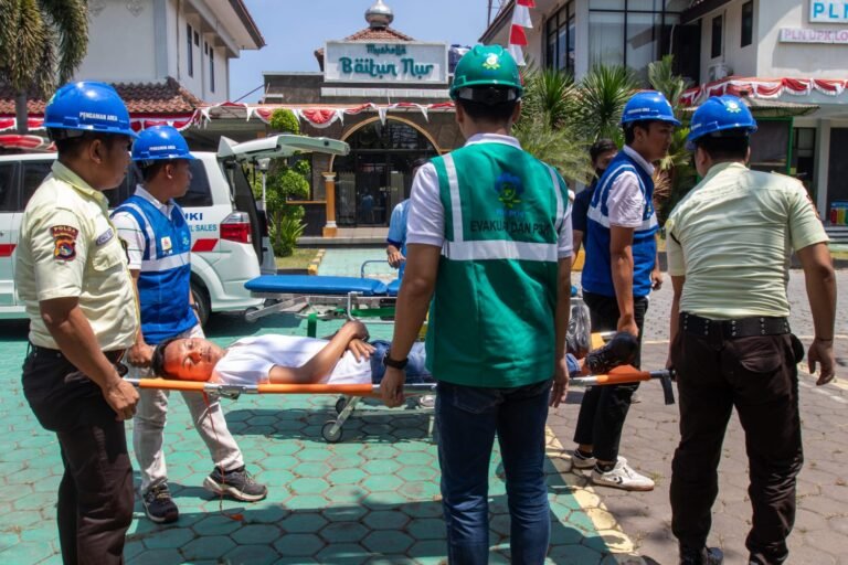 PLN UIW NTB Tegaskan Komitmen pada Energi Bersih dan Keselamatan Kerja
