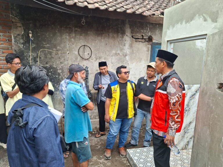H. Abdul Hadi Tinjau Program Sanimas di Masbagik Selatan, Bagikan Sembako untuk Warga Lombok