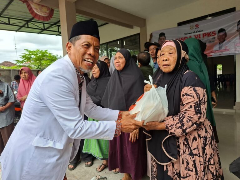 Musda VI PKS Lombok Timur Meriah, Abdul Hadi Bagikan Sembako untuk Warga Lombok