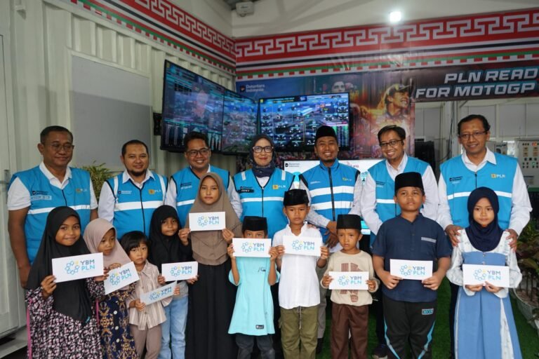 PLN Berbagi dengan Anak Yatim pada Apel Siaga Kelistrikan MotoGP Mandalika 2025
