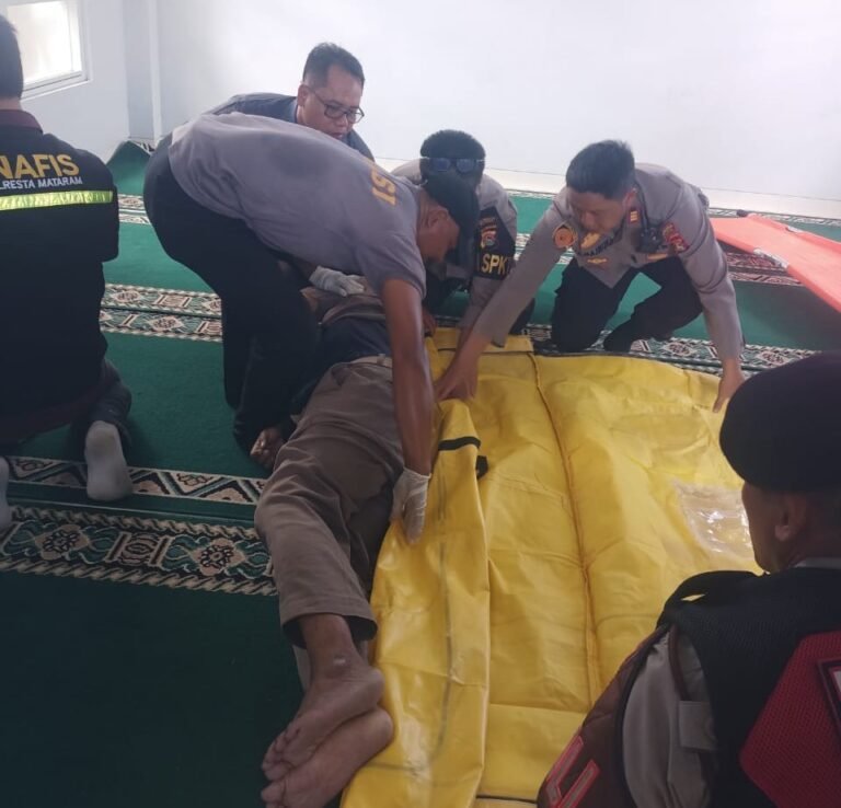 Polisi Evakuasi Mayat Pria yang Meninggal di SPBU Lingkar Selatan 