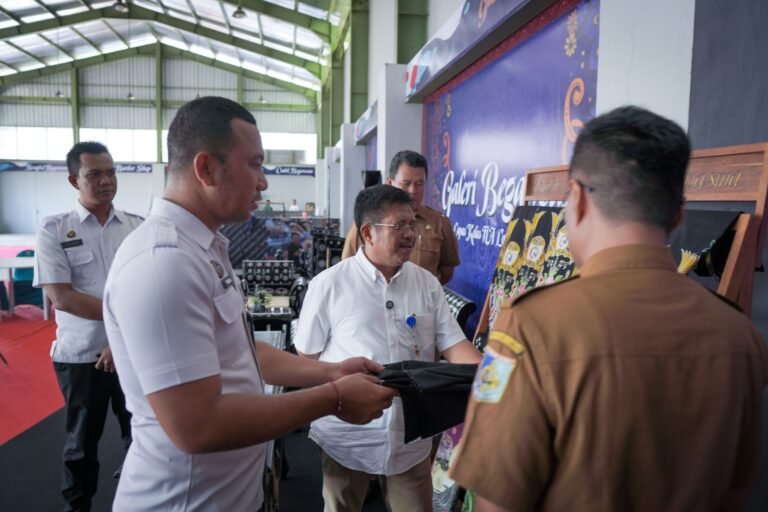 Cukli dan Batik Gembok Karya Warga Binaan Lapas Lombok Barat Diapresiasi Bupati LAZ 