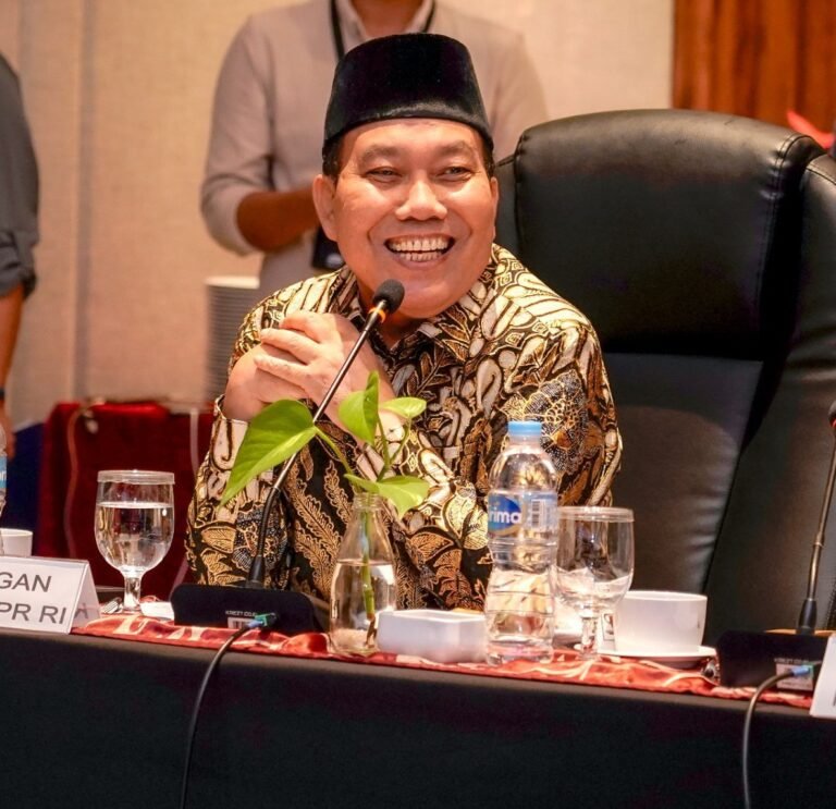 Muazzim Akbar Soroti Lonjakan PMI Ilegal, Dorong Pengaktifan Kembali LTSA NTB