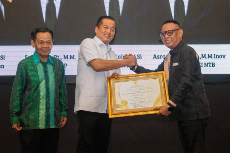 Serahkan Anugerah Keterbukaan Informasi Publik, Gubernur NTB Minta OPD Lebih Transparan
