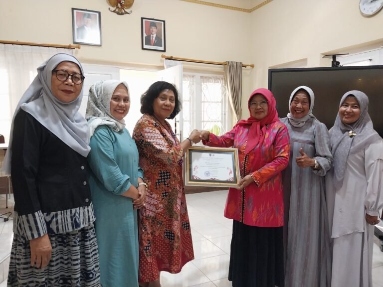 Baiq Isvie Rupaeda Dianugerahi Penghargaan Tokoh Perempuan Inspiratif NTB Bidang Politik 
