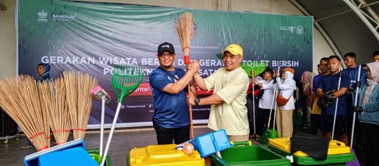 Poltekpar Lombok Gerakan Wisata Bersih dan  Bagikan Peralatan Kebersihan di Pantai Loang Baloq