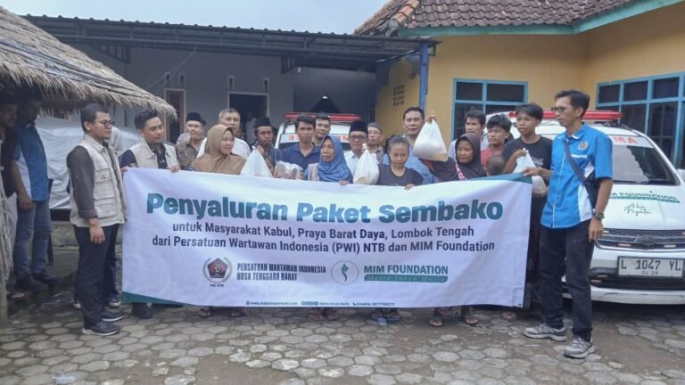 PWI NTB–MIM Foundation Salurkan Bantuan untuk Warga Terdampak Banjir di Desa Kabul