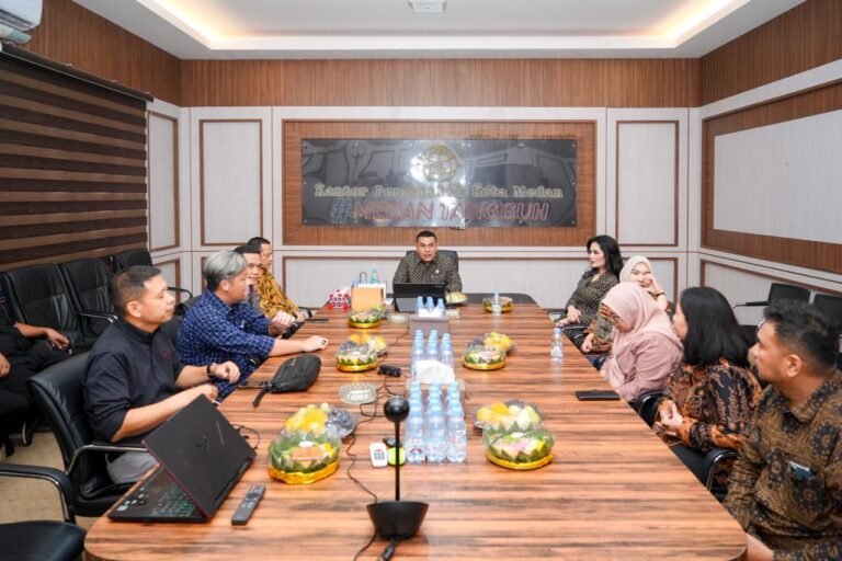 Kunjungi Dua Kantah di Sumut, Wamen Ossy Pantau Kesiapan WBBM dan Serahkan Sertipikat