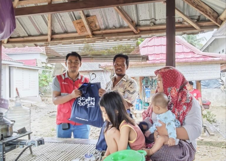 YBM PLN NTB Salurkan Bantuan untuk Korban Banjir Sekotong