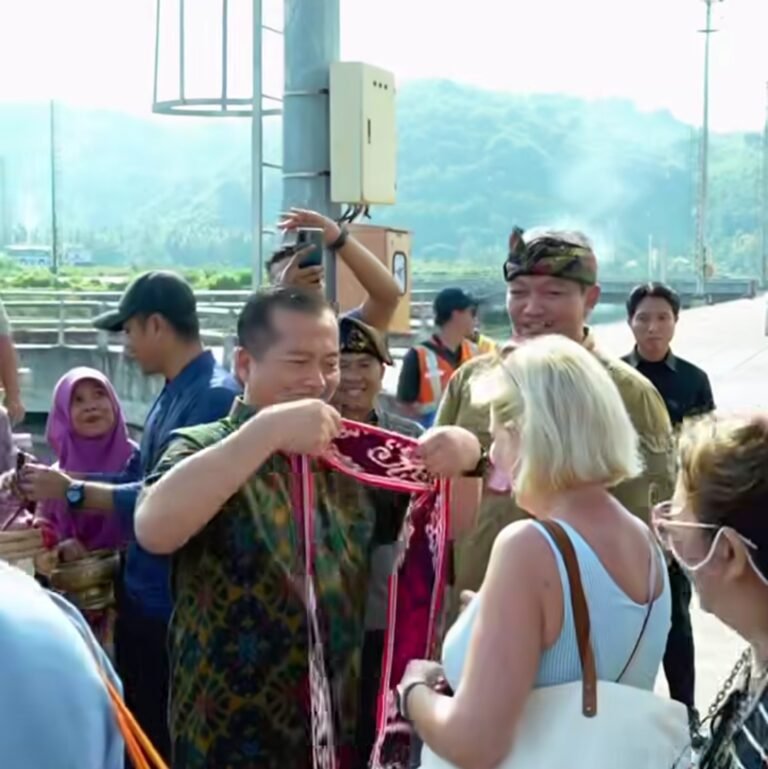 Gubernur NTB Sambut Ribuan Penumpang Kapal Pesiar Ovation of the Seas di Gili Mas