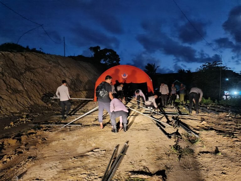 Banjir Terjang Jerowaru, Brimob Polda NTB Bergerak Cepat Dirikan Tenda Darurat