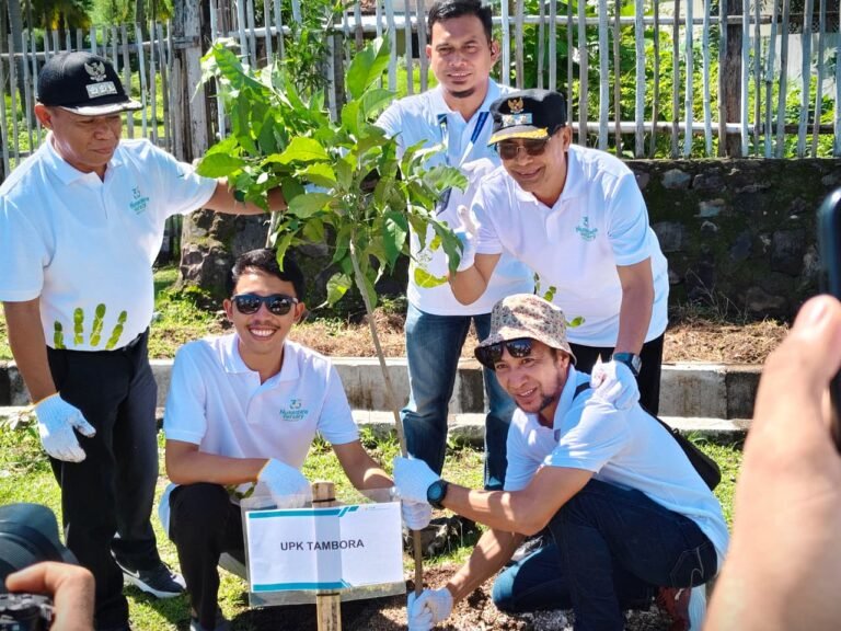 PLN UIW NTB dan Pemkot Bima Hijaukan Pantai Kolo Peringati HPSN di Bulan Ramadan