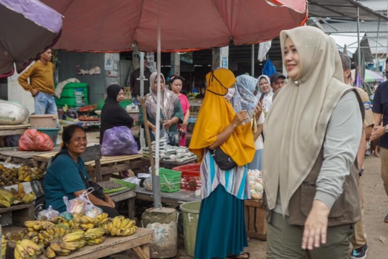 Wagub NTB Sidak Pasar Amahami, Pastikan Harga Bapok Stabil di Pertengahan Ramadan