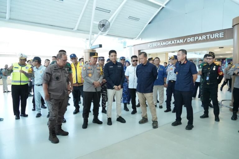 Kapolda NTB Bersama Gubernur Cek Arus Mudik di Bandara Internasional ZAM
