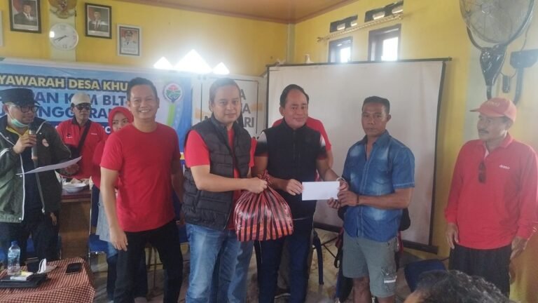 Puluhan Rumah Terdampak, PDI Perjuangan Sumbawa Beri Bantuan Tunai untuk Korban Kebakaran