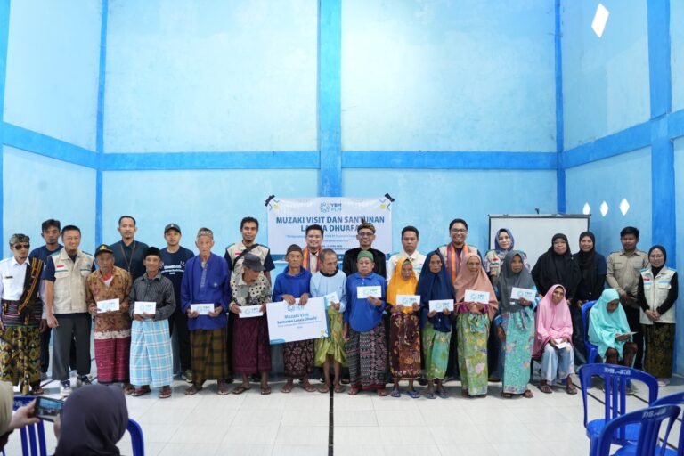 PLN Salurkan Bantuan bagi 15 Lansia Dhuafa di Momen Hari Kartini
