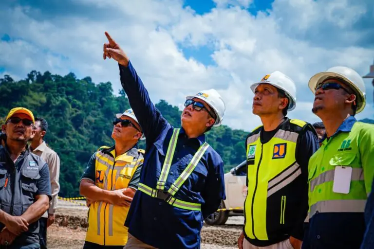 Jalan Lenangguar–Lunyuk Ditarget Tuntas Akhir Mei, Gubernur Tegaskan Pembangunan Fokus Mitigasi Longsor