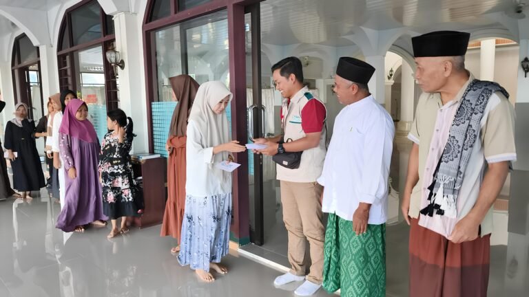 PLN UIW NTB Berbagi Kebahagiaan Bersama 56 Anak Yatim Desa Teros