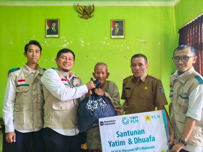 Melalui Program One Day One Smile, YBM PLN UP3 Mataram Salurkan 61 Santunan bagi Dhuafa di Desa Tempos
